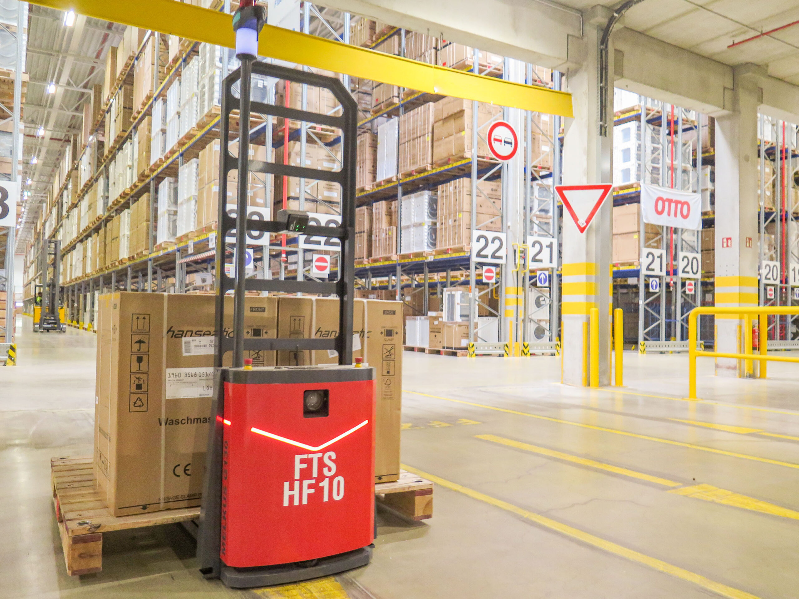 autonomer mobiler Roboter im Logistikzentrum Löhne
